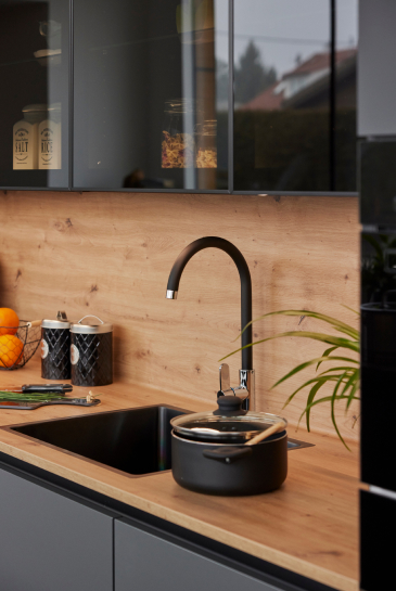Spüle mit schwarzem Wasserhahn